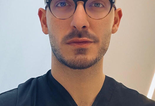 Dott .Andrea Frasca specialista in chirurgia plastica, ricostruttiva ed estetica.